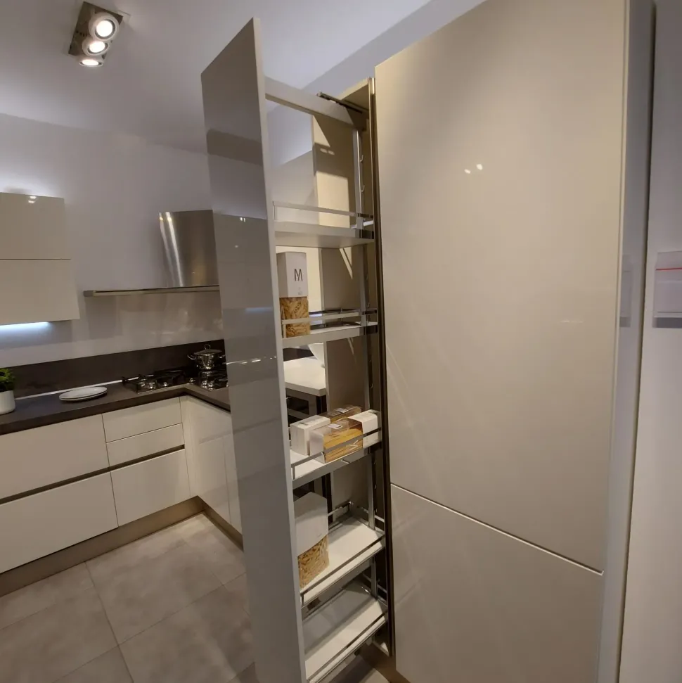 Cucina ad angolo in laccato lucido a prezzo ribassato 61%