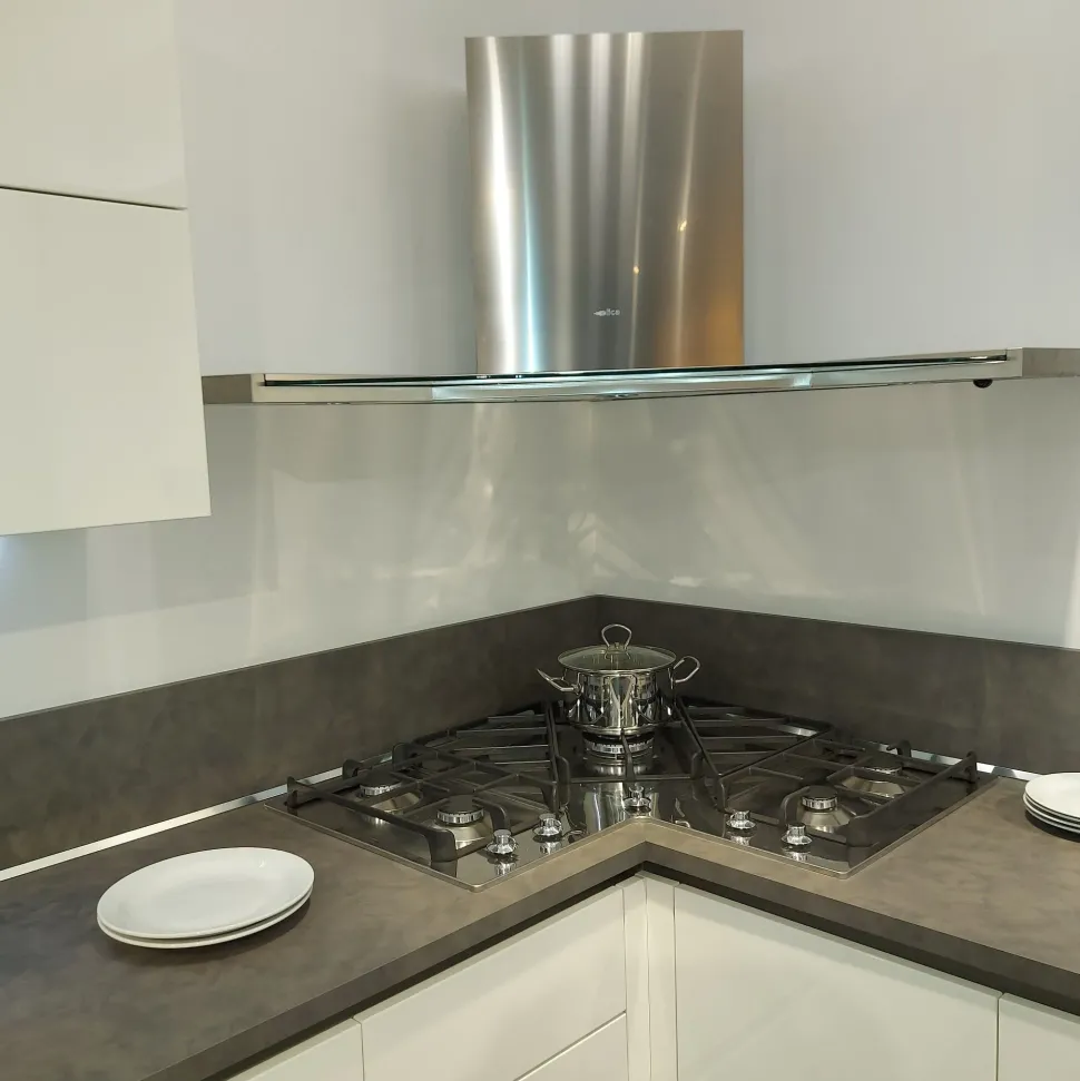 Cucina ad angolo in laccato lucido a prezzo ribassato 61%