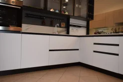 Cucina ad angolo in laminato lucido a prezzo ribassato 50%