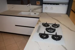 Cucina ad angolo in laminato lucido a prezzo ribassato 50%