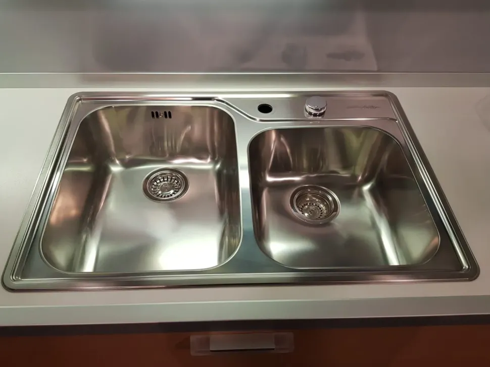 Cucina ad angolo moderna Planet Varenna a prezzo ribassato