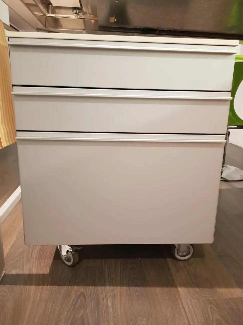 Cucina ad angolo moderna Planet Varenna a prezzo ribassato