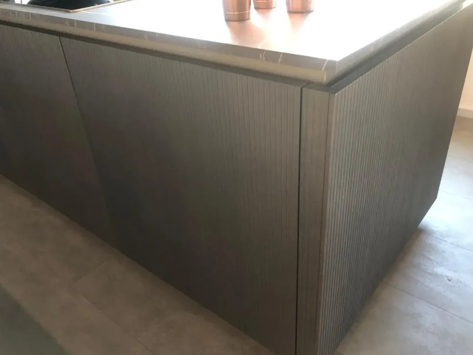 Cucina ad isola in laccato opaco a prezzo scontato 30%