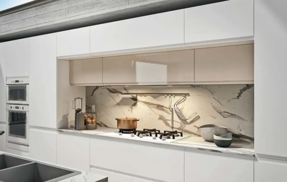 Cucina ad isola in polimerico lucido bianca Pura a prezzo ribassato