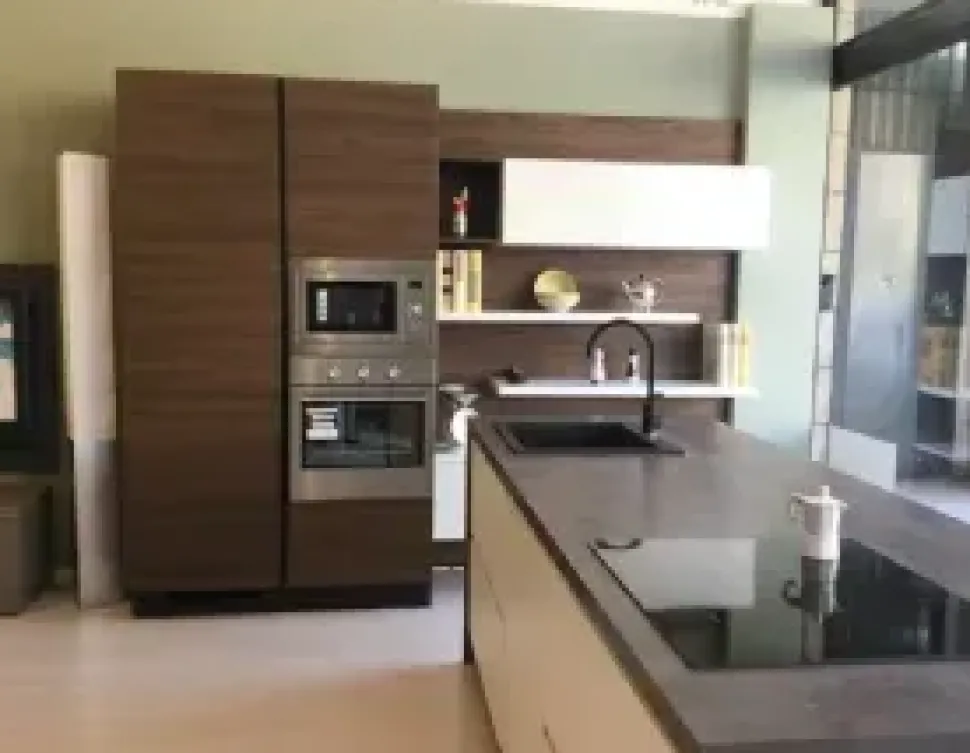 Cucina ad isola in polimerico opaco bianca Petalo a prezzo ribassato