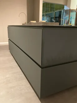 Cucina ad isola in resina cementizia bianca Obliqua  a prezzo scontato