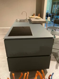 Cucina ad isola in resina cementizia bianca Obliqua  a prezzo scontato