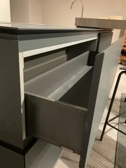 Cucina ad isola in resina cementizia bianca Obliqua  a prezzo scontato