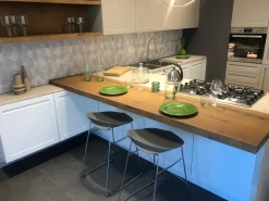 Cucina altri colori moderna con penisola Carattere Scavolini in Offerta Outlet