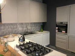 Cucina altri colori moderna con penisola Carattere Scavolini in Offerta Outlet