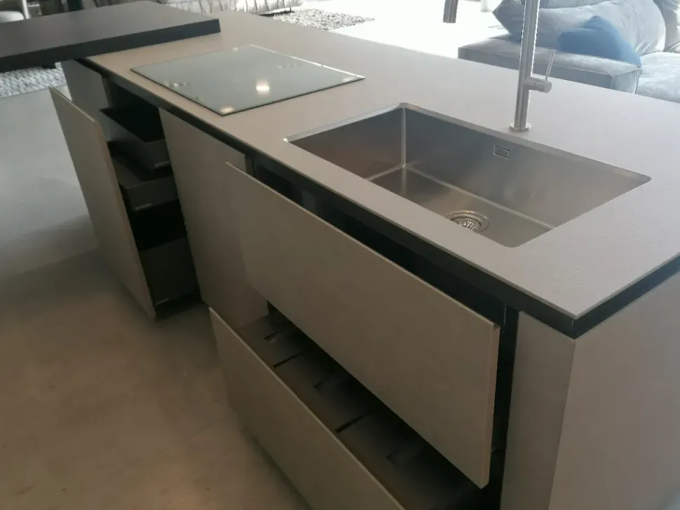 Cucina altri colori moderna ad isola Skill milltech Modulnova in offerta