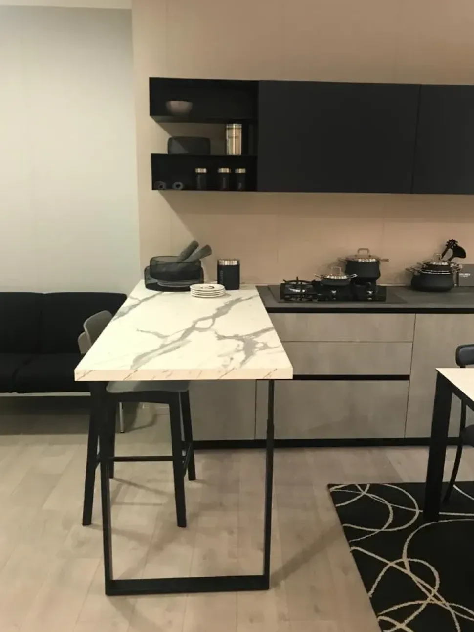 Cucina altri colori moderna con penisola Delinea Scavolini scontata