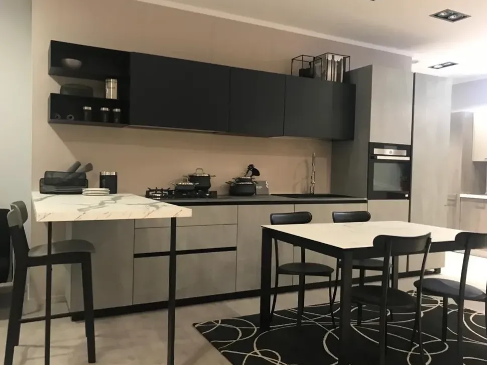 Cucina altri colori moderna con penisola Delinea Scavolini scontata