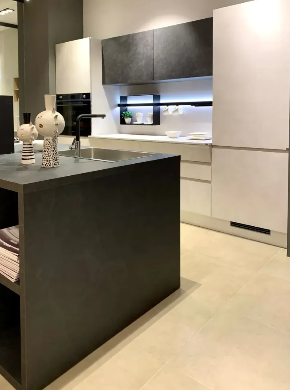 Cucina altri colori moderna con isola Scavolini Motus