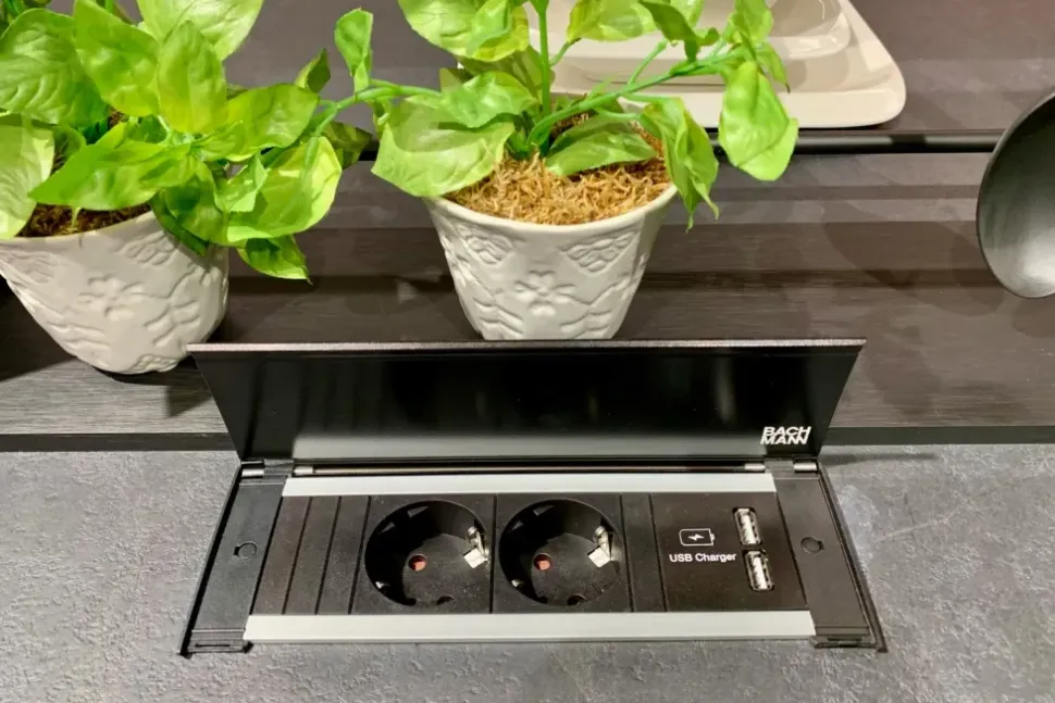 Cucina altri colori moderna con isola Scavolini Motus