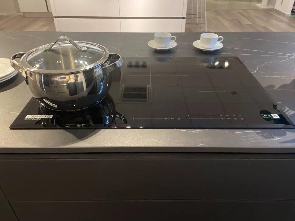 Cucina altri colori moderna Lounge vetro opaco Veneta cucine in Offerta Outlet