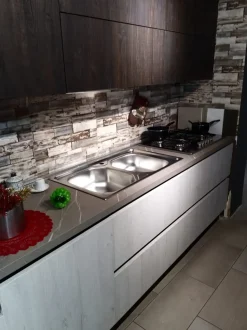 Cucina Aran moderna lineare grigio in laminato materico Ginevra