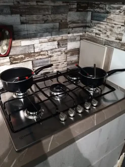 Cucina Aran moderna lineare grigio in laminato materico Ginevra