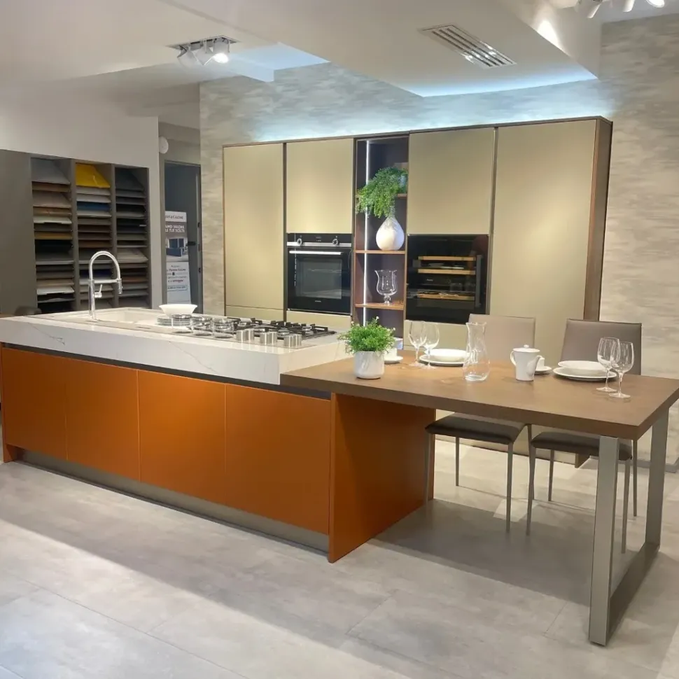 Cucina arancione design con isola Veneta cucine Oyster pro laccata opaco a soli 13700€
