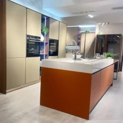 Cucina arancione design con isola Veneta cucine Oyster pro laccata opaco     a soli 13700€