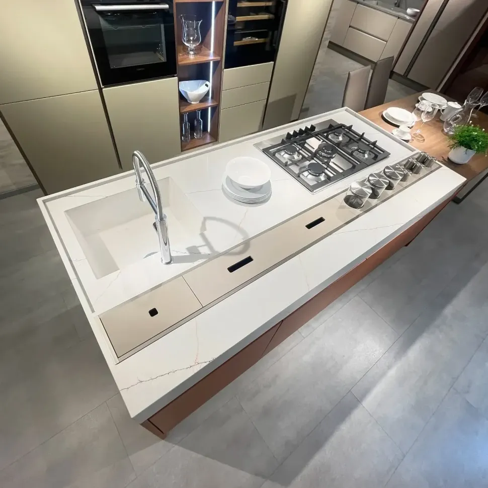 Cucina arancione design con isola Veneta cucine Oyster pro laccata opaco a soli 13700€