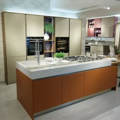 Cucina arancione design con isola Veneta cucine Oyster pro laccata opaco a soli 13700€