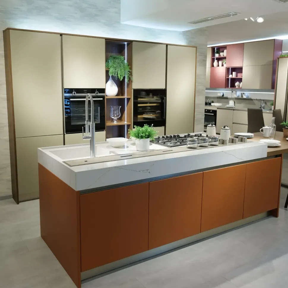 Cucina arancione design con isola Veneta cucine Oyster pro laccata opaco a soli 13700€