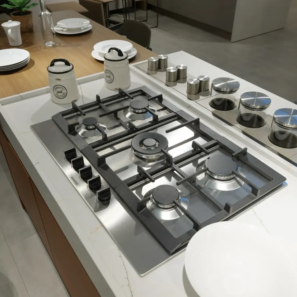 Cucina arancione design con isola Veneta cucine Oyster pro laccata opaco a soli 13700€