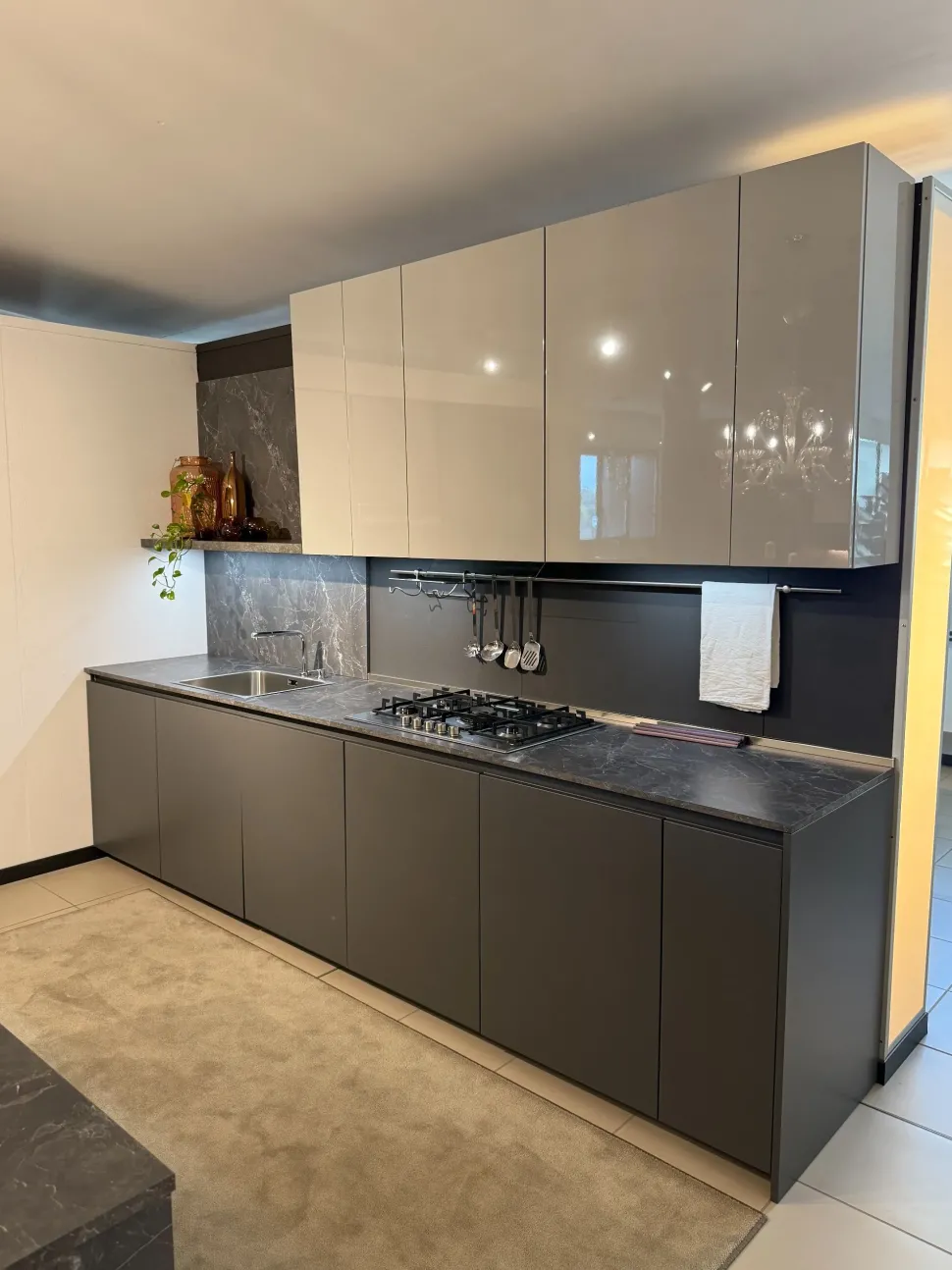 Cucina Arredo3 design con isola grigia in laccata opaco Time