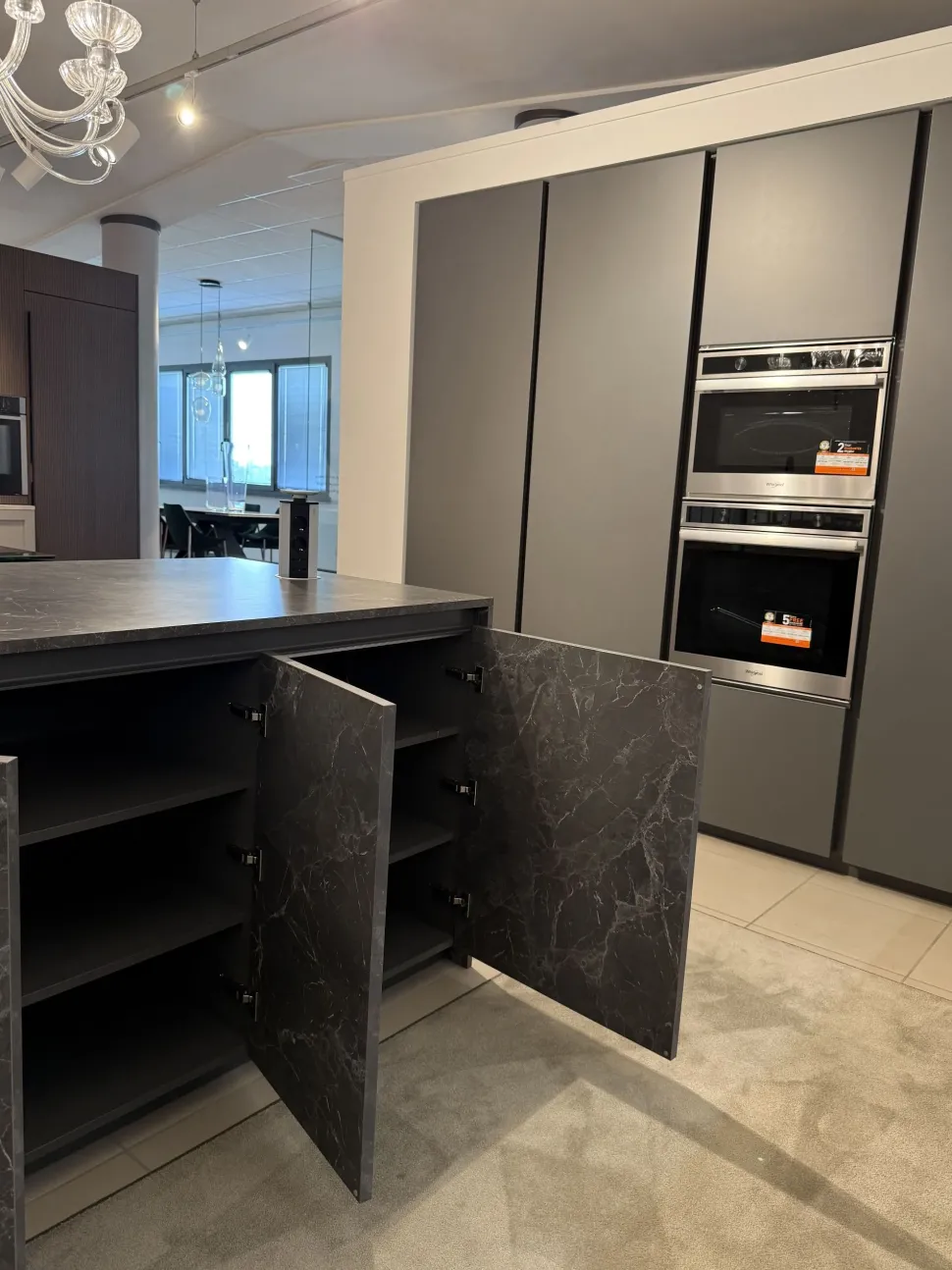 Cucina Arredo3 design con isola grigia in laccata opaco Time