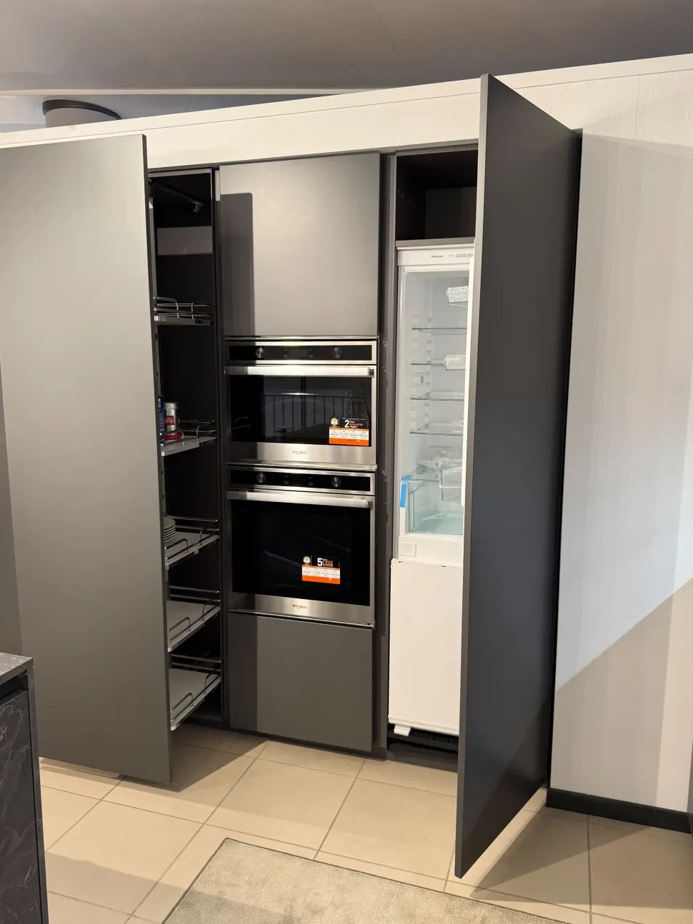 Cucina Arredo3 design con isola grigia in laccata opaco Time