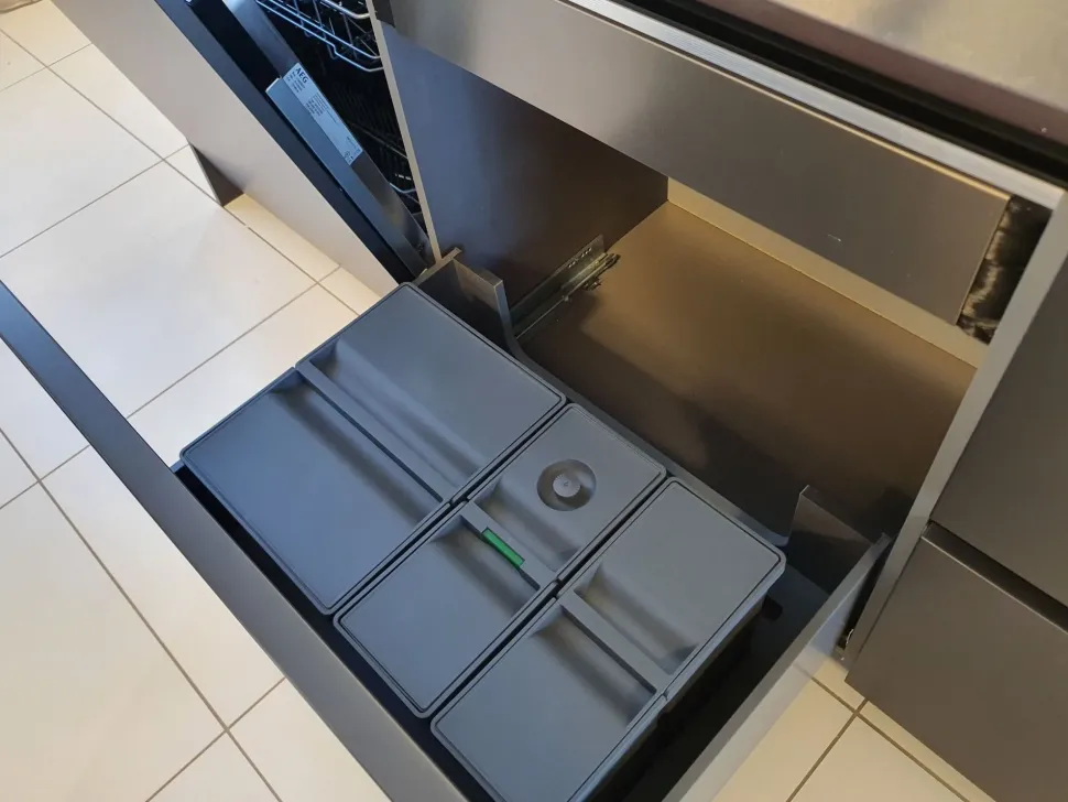 Cucina Arredo3 moderna con isola grigia in laccata opaco K6 asia