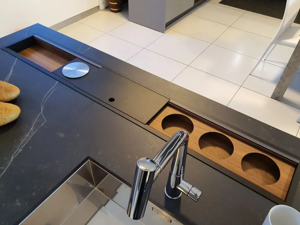 Cucina Arredo3 moderna con isola grigia in laccata opaco K6 asia