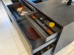 Cucina Arredo3 moderna con isola grigia in laccata opaco K6 asia