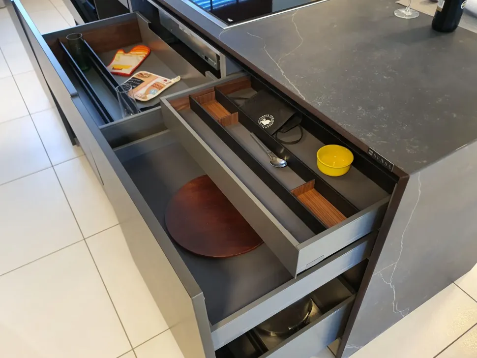 Cucina Arredo3 moderna con isola grigia in laccata opaco K6 asia