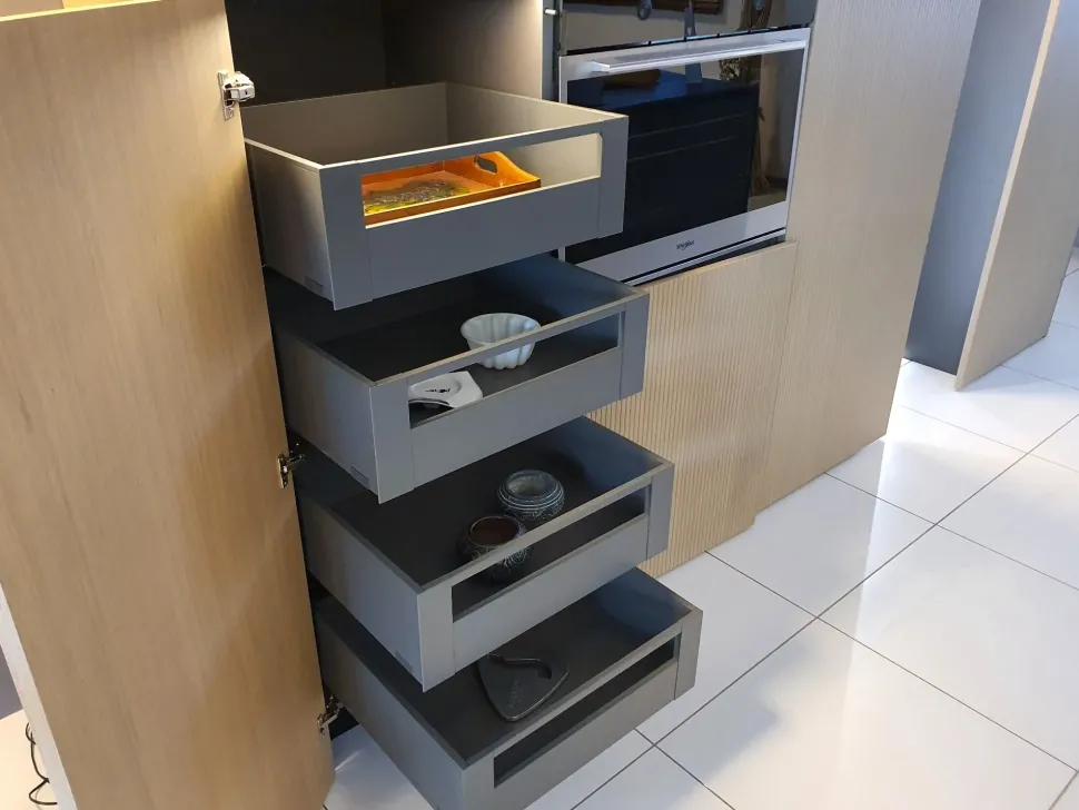 Cucina Arredo3 moderna con isola grigia in laccata opaco K6 asia