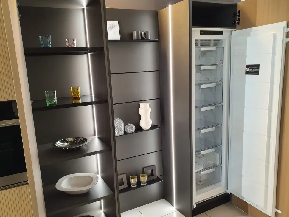 Cucina Arredo3 moderna con isola grigia in laccata opaco K6 asia