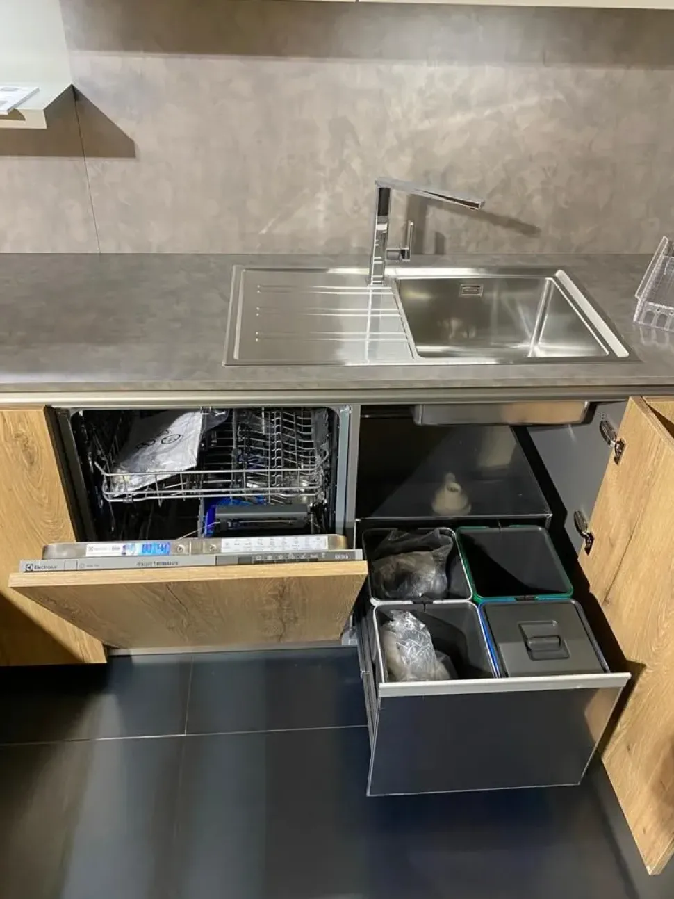 Cucina Arredo3 moderna con penisola altri colori in laminato materico Kali