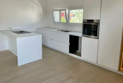 Cucina bianca design con penisola Ingrosso cucine moderne icm45 Primopiano cucine