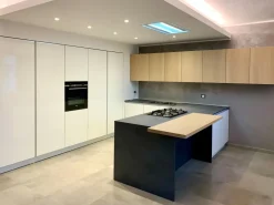 Cucina bianca design con penisola Ingrosso cucine moderne icm22 Primopiano cucine in Offerta Outlet