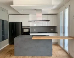 Cucina bianca design con penisola Ingrosso cucine moderne icm60 Primopiano cucine in Offerta Outlet