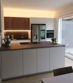 Cucina bianca design con penisola Ingrosso cucine moderne icm64 Primopiano cucine scontata