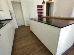 Cucina bianca moderna ad isola Kristal Artigianale in Offerta Outlet