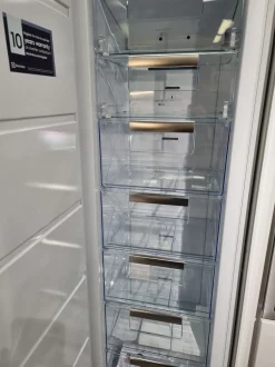 Cucina bianca moderna ad isola Mobilturi Nevada  tiffany