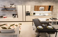 Cucina bianca moderna ad isola Liberamente Scavolini scontata