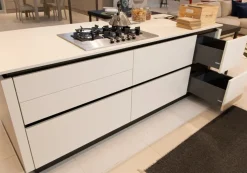 Cucina bianca moderna ad isola Liberamente Scavolini scontata