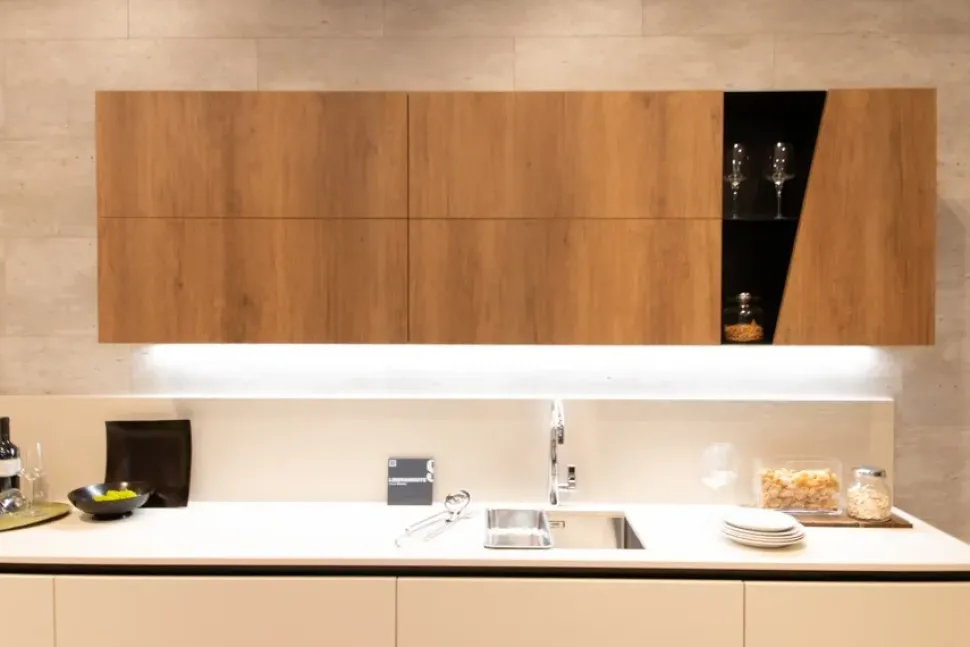 Cucina bianca moderna ad isola Liberamente Scavolini scontata