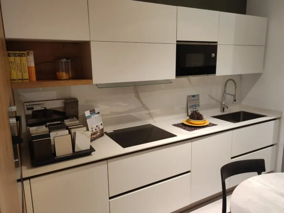 Cucina bianca moderna ad angolo Asia e time Arredo3 scontata