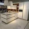 Cucina bianca moderna con penisola Veneta cucine Oyster pro laccata bianco lucido a soli 8400 Euro