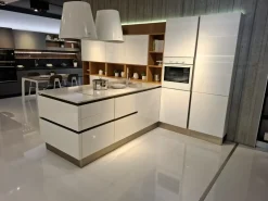 Cucina bianca moderna con penisola Veneta cucine Oyster pro laccata bianco lucido a soli 8400 Euro